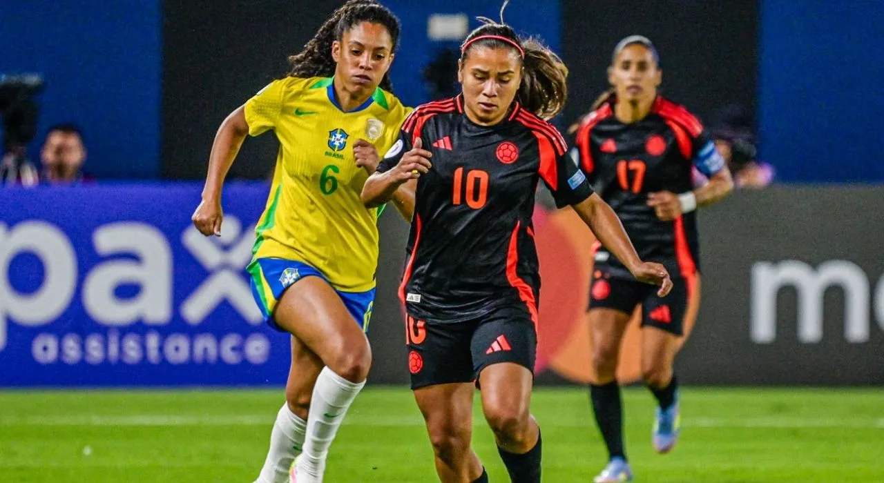Leidy Santos y Jasmim disputan un balón en partido de Copa América. 